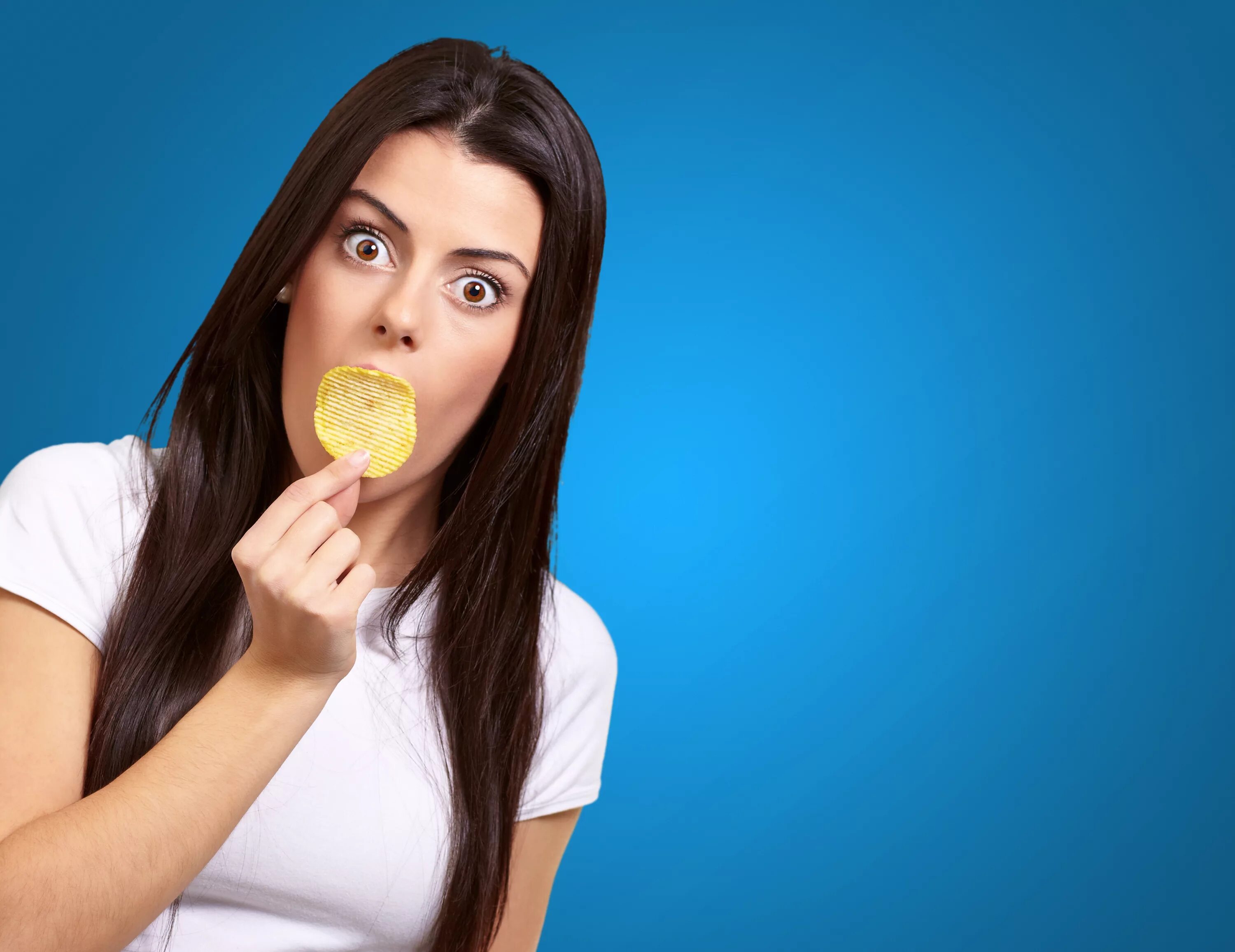 девушка ест чипсы. маниока чипсы. человек кушает. чипсы в тарелке. чипсы из швеции.