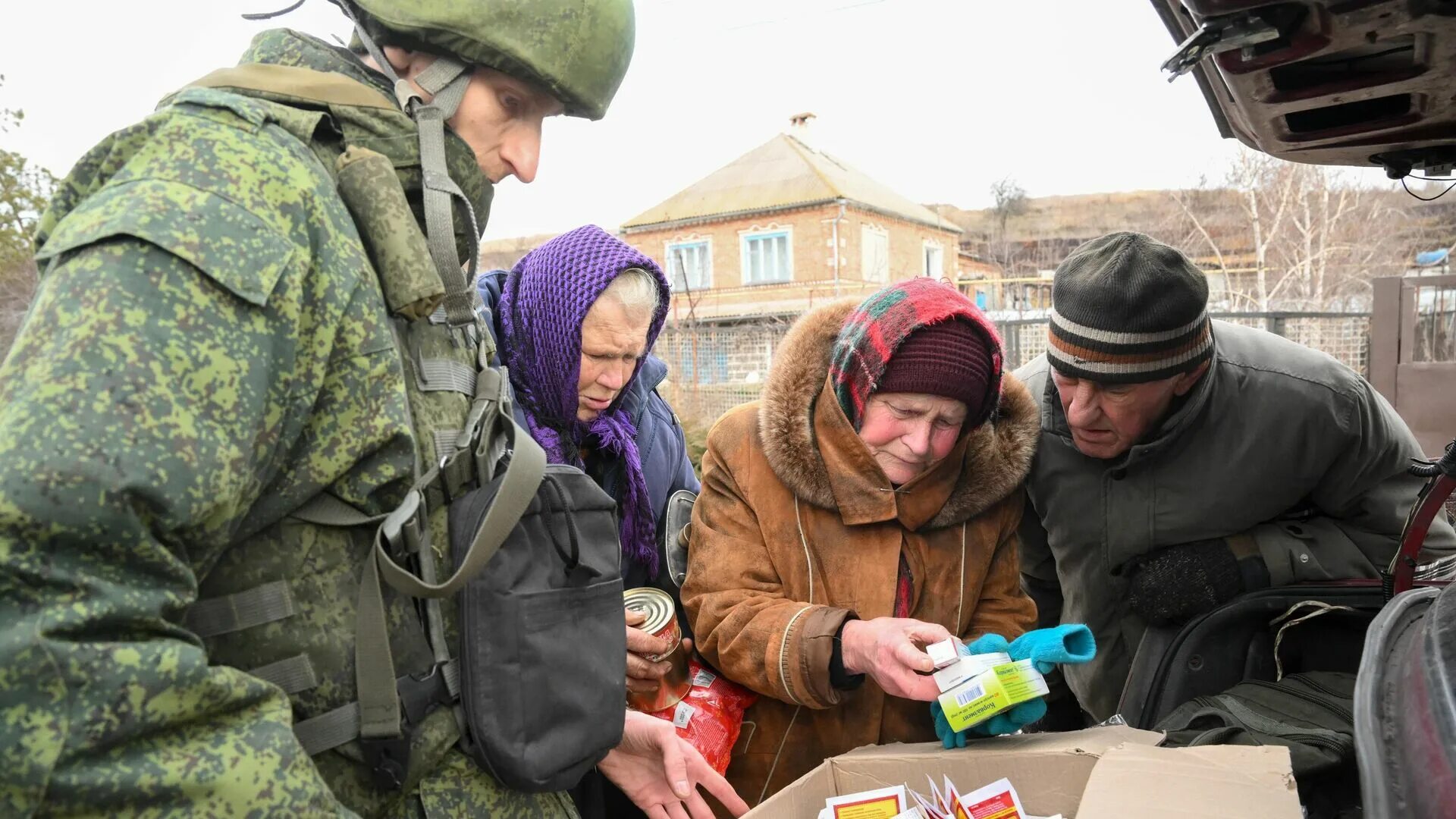 Новости россии украины 9. Военнослужащие вс РФ гуманитарка Донбасс. Гуманитарка для военных на Украине. Военные РФ гуманитарная. Гумпомощь для военнослужащих.