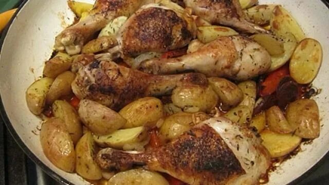Голень с картошкой на сковороде. Куриные ножки с картошкой на сковороде. жареные куриные голени с картофелем. куриные ножки с картофелем на сковороде. куриныеножжки. с. картошкой. на. сковороде.