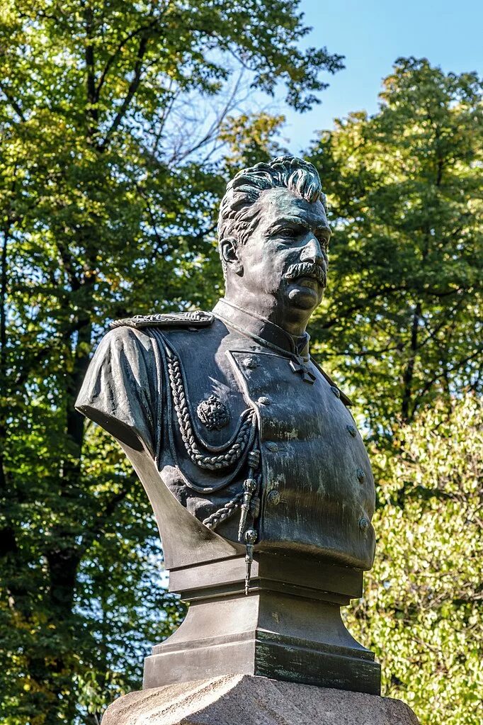 Пржевальский памятник в петербурге. Памятник пржевальскому в санкт-петербурге. памятник пржевальскому в александровском саду в санкт-петербурге. памятник н.м пржевальскому. пржевальский николай михайлович памятник.