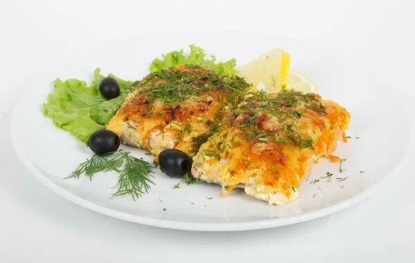 Горбуша с овощами и сыром в духовке. Горбуша под овощами. горбуша с овощами под сыром. рыба, запеченная под овощами и сыром. горбуша запеченная под сыром с овощами.