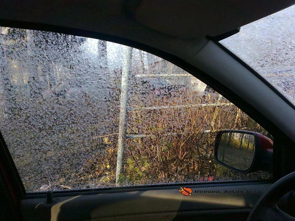 Потеет машина в дождь что делать. Машина с запотевшими стеклами. Стекло машины внутри. Конденсат на окне автомобиля. Запотевшие окна в машине.