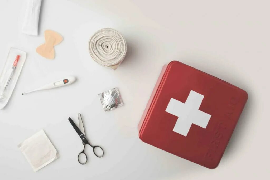 Аптечка в салоне. Аптечка первой помощи. аптечка first aid. медицинские принадлежности в доме. домашняя аптечка красивая.