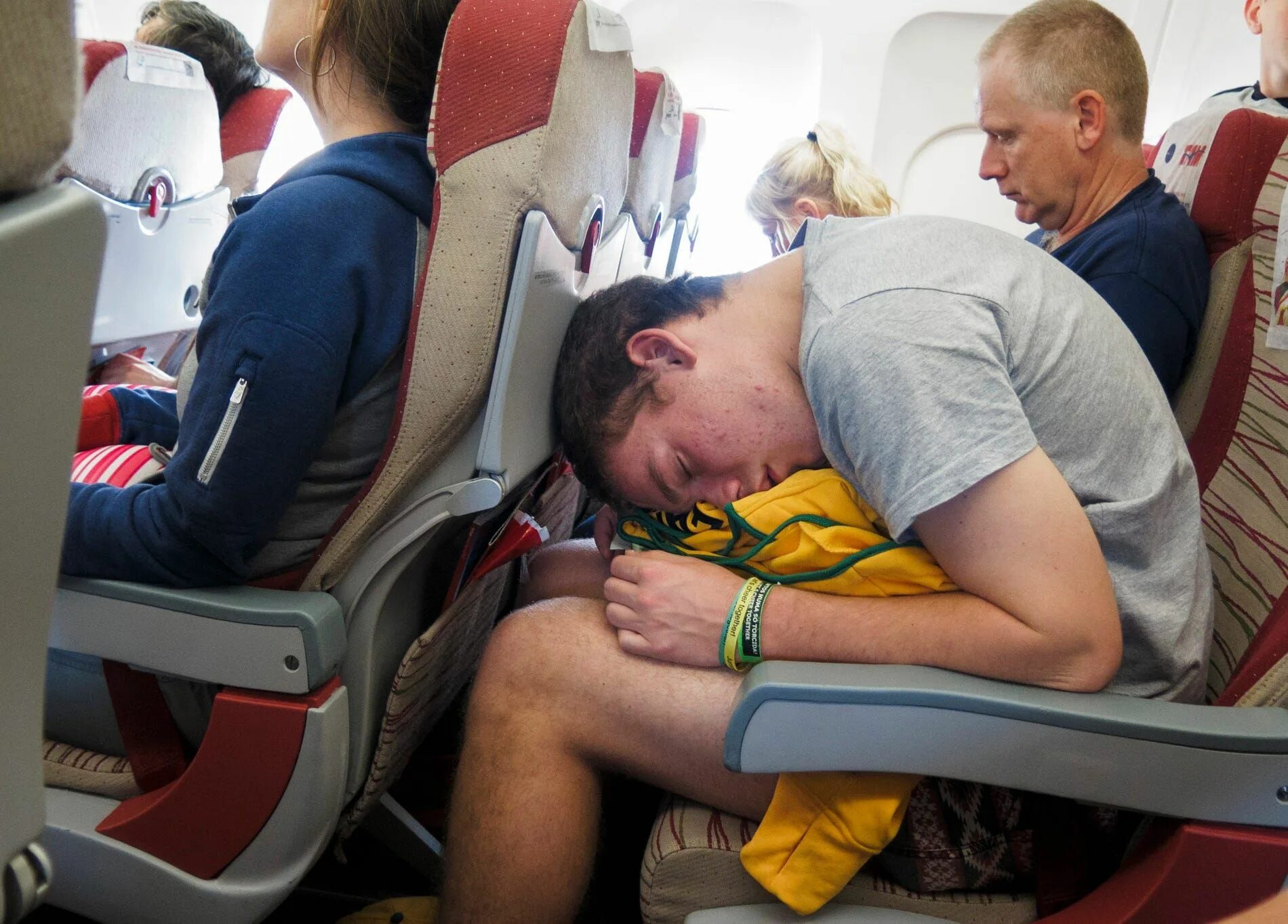 Слип шарап. Пассажиры в самолете спят. Спать в самолете.