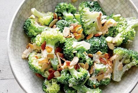 Салат с брокколи курицей и огурцами