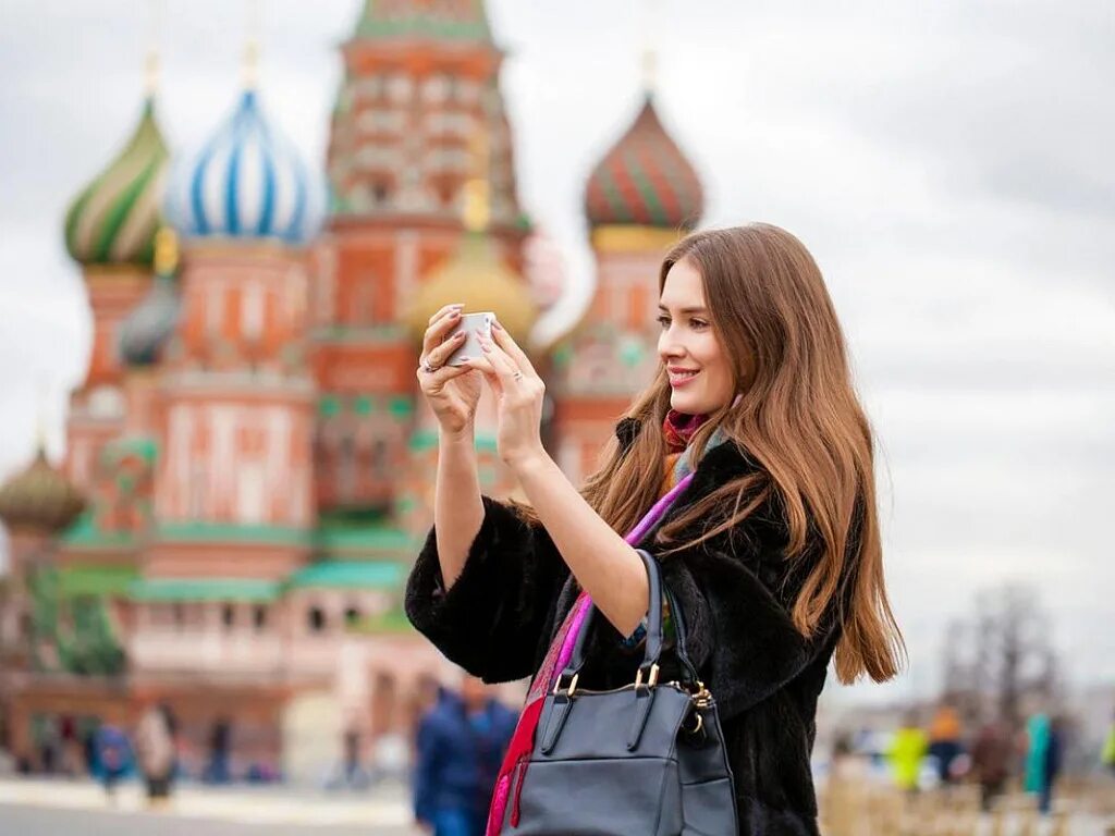 Туристы на красной площади. Девушка на фоне Кремля. Красивые девушки Москвы. Туризм красная площадь. Экскурсионные страны