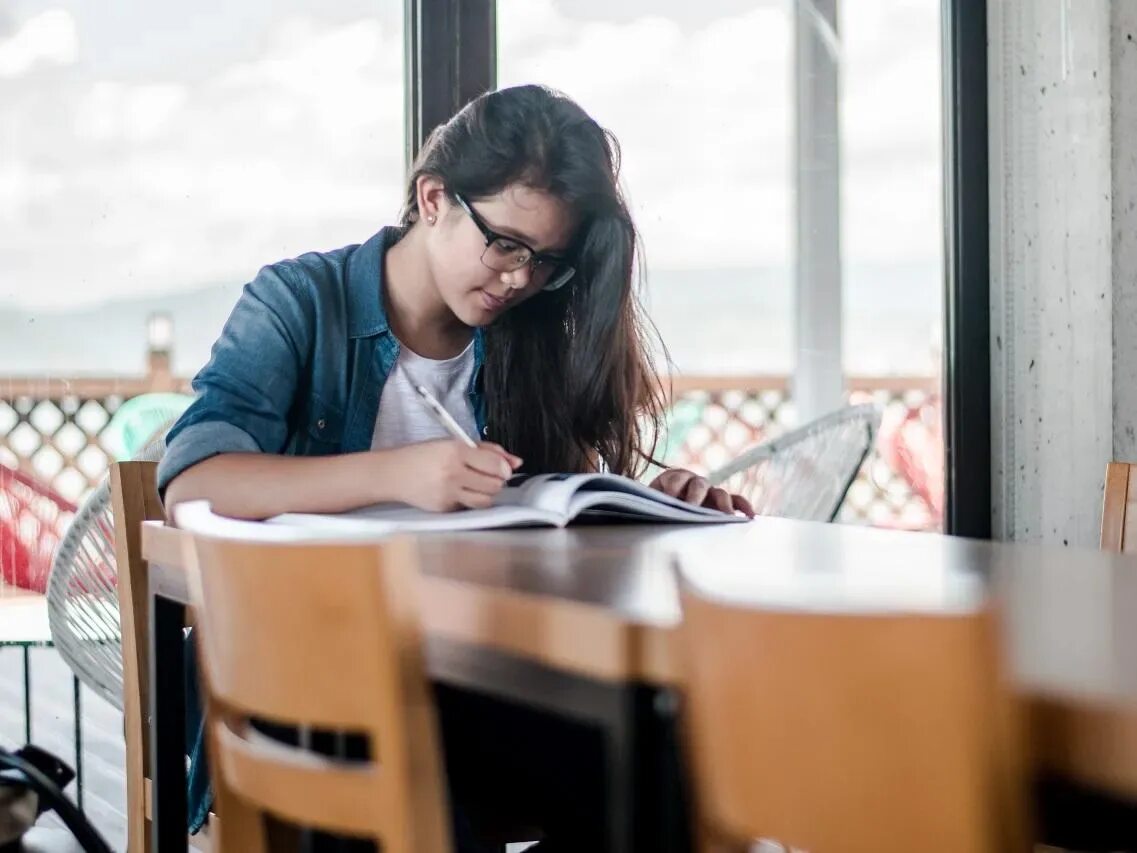 Student Finance. Part-time course. Study Alone. Фотография молодежь за учебой. Preparing for reading