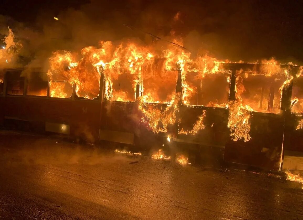 Огни святого эльма фото. Держит факел. Хозяин тайги фейерверк видео. Пожар это неконтролируемое горение причиняющее. Что называется пожаром.