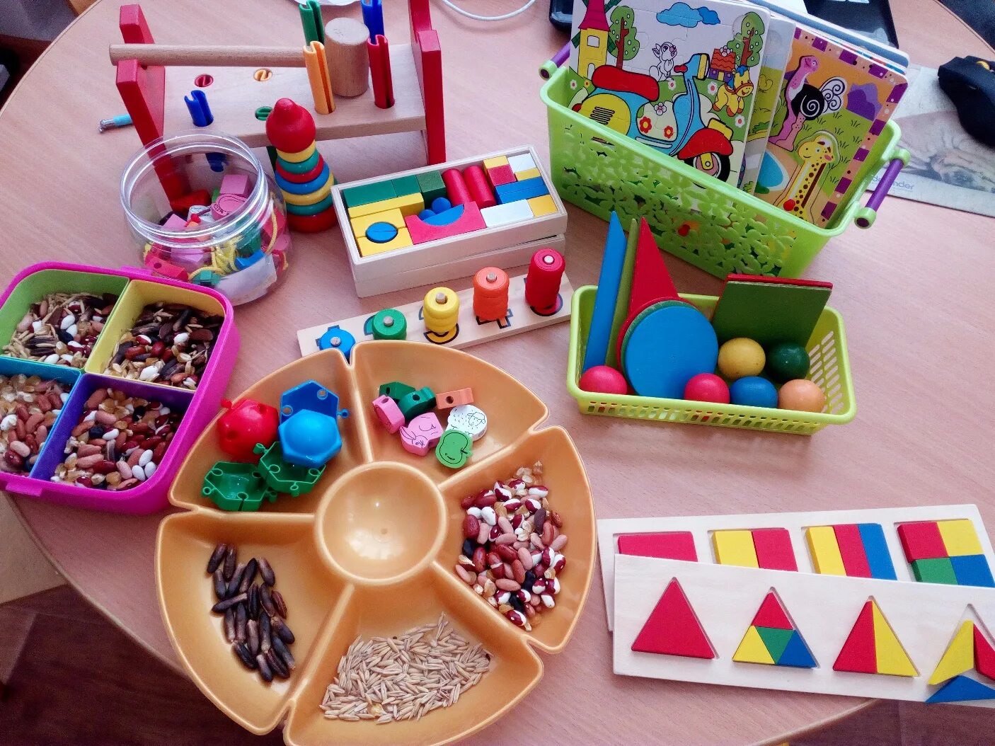 навык мелкой моторики. предметы для развития мелкой моторики. навык мелкой моторики. дети младшего возраста. мелкие игрушки для детей.