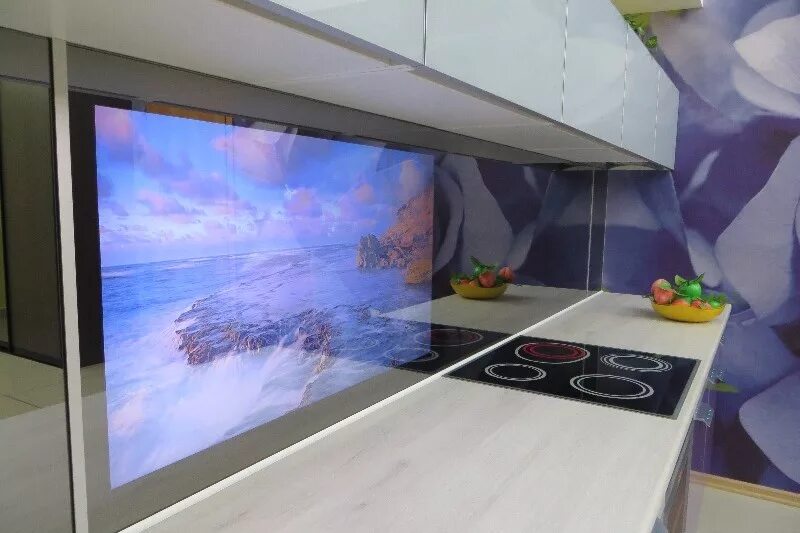 Встраиваемые кухонные телевизоры. Встроенный телевизор в кухонный. Встроенный телевизор в кухонный фартук. Телевизор в фартуке кухни встроенный. Телевизор встроен в кухонный фартук.