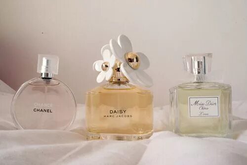 Chanel daisy. Daisy духи. Daisy marc jacobs сумка соломенная. Поднос для парфюмерии. Marc jacobs / daisy twinkle.