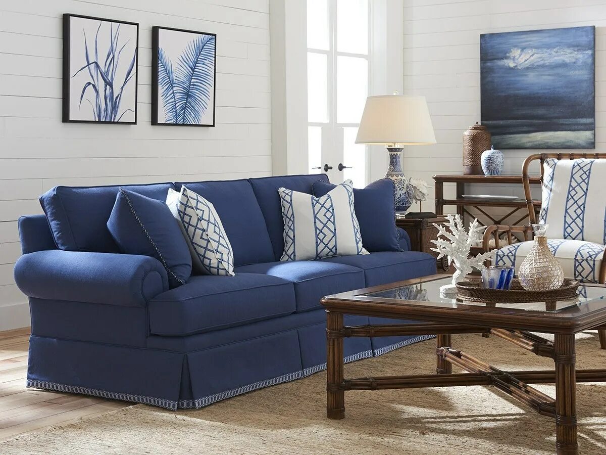 Синий диван. Синий диван в интерьере. Диван синего цвета в интерьере. Темно синий диван. Диван синий с бежевым.