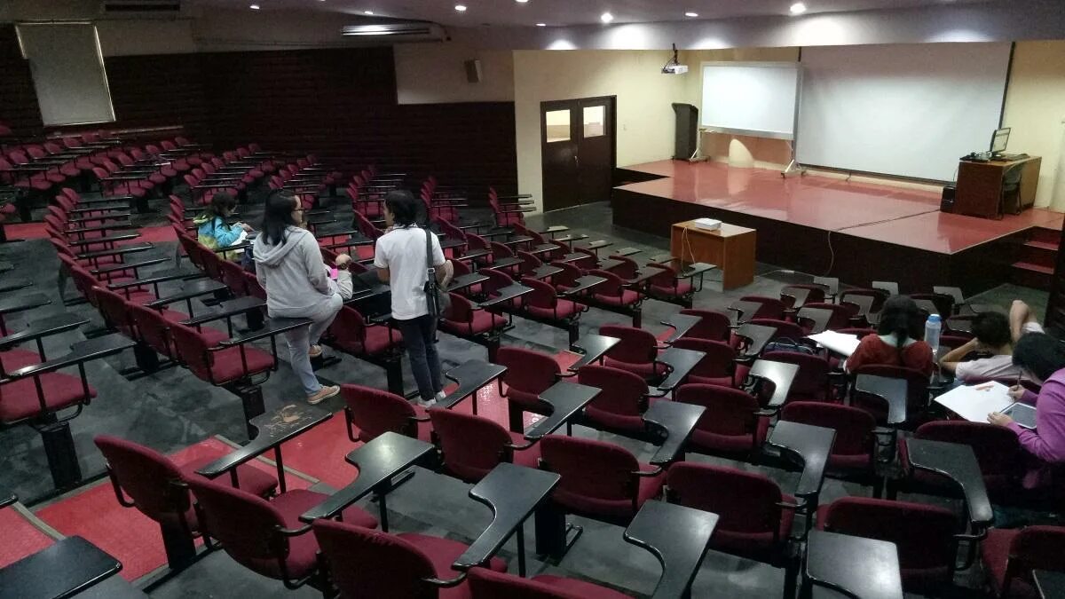 Georgetown university колледж. Лестерский университет великобритания. Up to universities. Up to universities. Выпускники магистратуры.