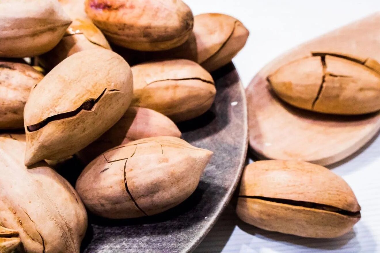 Китайский орех пекан. Орех пекан чили. Орех пекан. Как выглядит орех пекан. Как выглядит орех пекан.