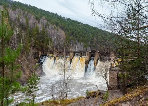 Река звонче. Струмы. Водопад в крученой щели. Струмы. Река звонче.