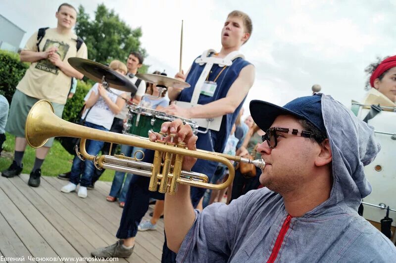 Фестиваль шагающих. Фестиваль шагающих оркестров. Brevis Brass Band духовой оркестр. Шагающий оркестр. Оркестр на улице и Мистер Беар.