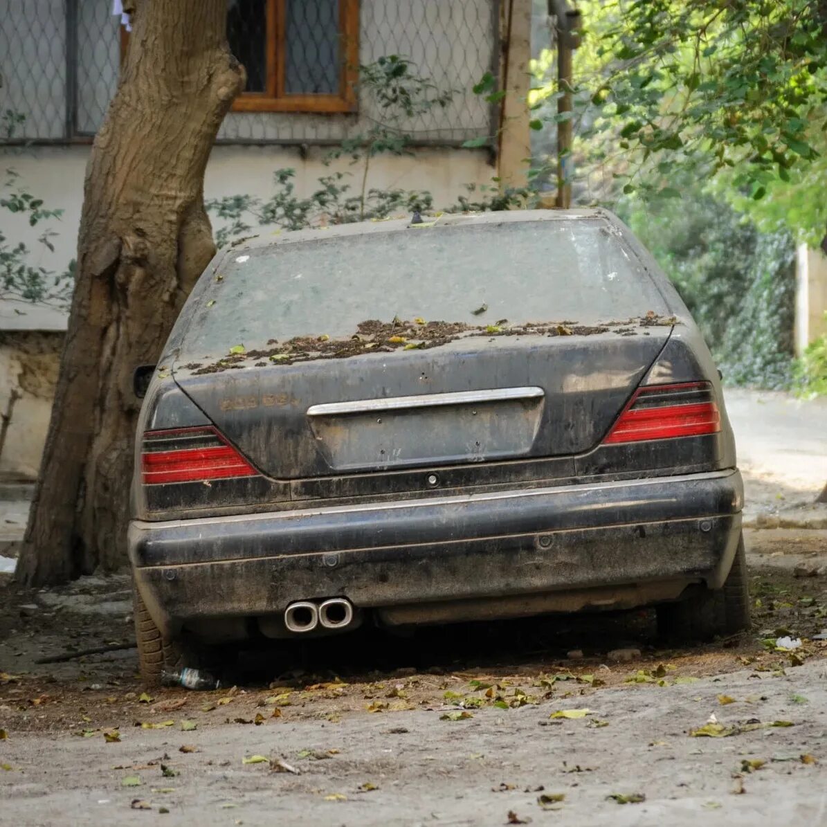 Тяжелая жизнь старых. Расстрелянные Мерседес 140. BMW e34 брошенный. Заброшенный 140 Мерседес. Mercedes w140 s600 взорванный.