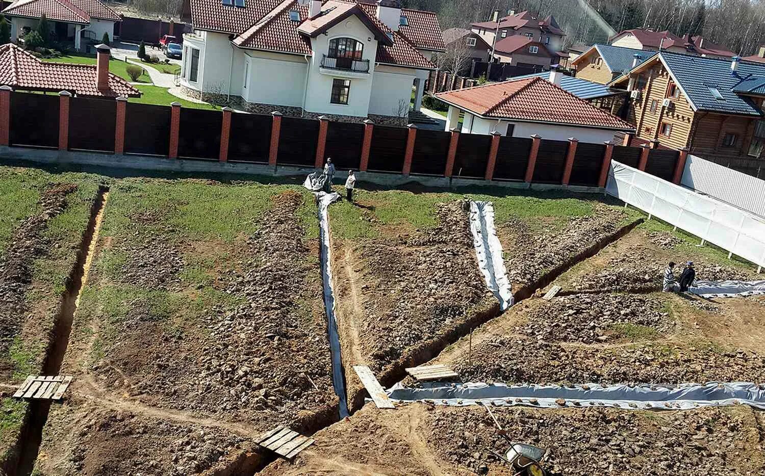 Поднимаем дом с земли. Дренажная система на опалубке. Дренаж на дачном участке. Отвод воды с участка. Обустройство lhtyf;b на участке.