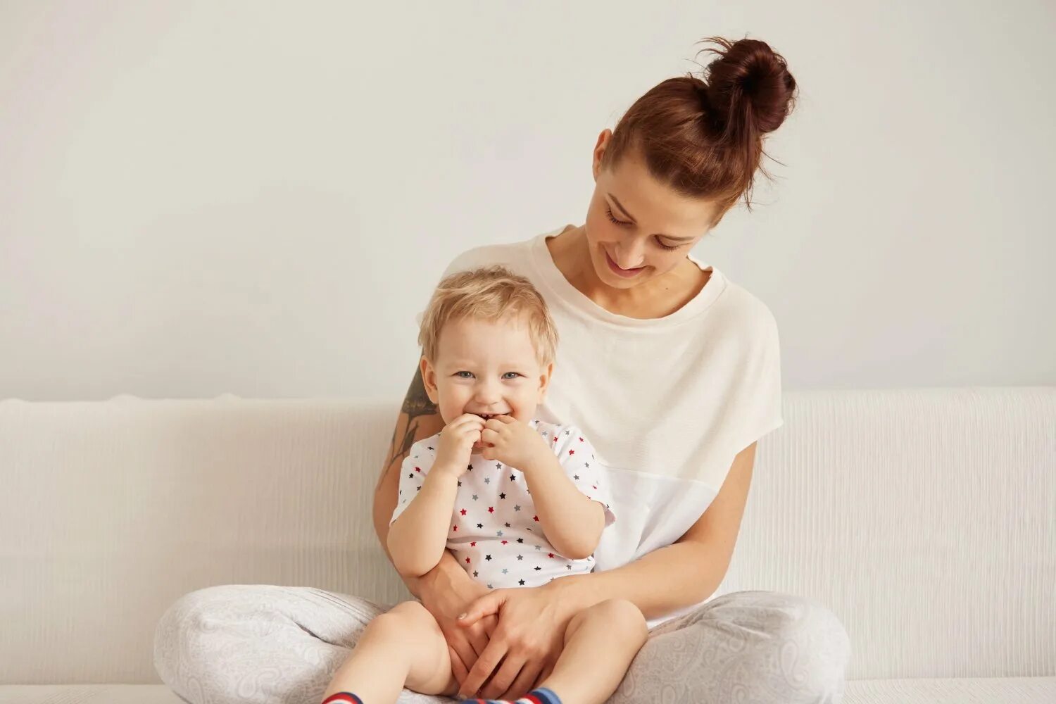 Младенец на коленях мамы. Сидит на коленях у мамы. Девочка на коленях у мамы. Женщина с ребенком сидит. Мальчик на коленках.