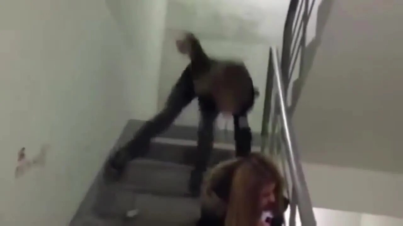 Школьник трогает. Школьники лапают грудь одноклассницы. Трогает в подъезде. Фотосессия в подъезде на лестнице. Трогает в подъезде.