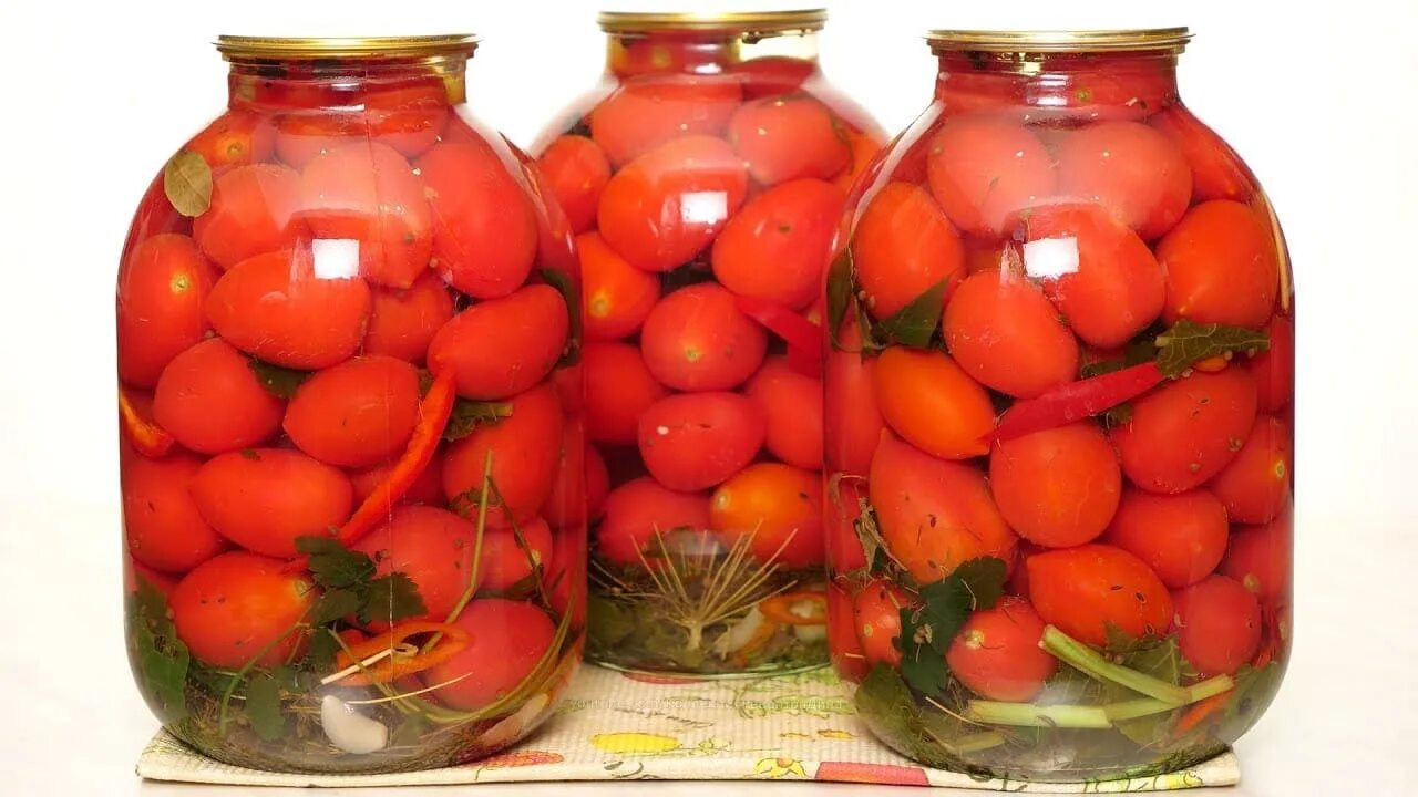 Маринованные помидоры 1 литровая банка. Консервированные томаты. Помидоры на зиму. Помидоры в банке. Закатанные помидоры.