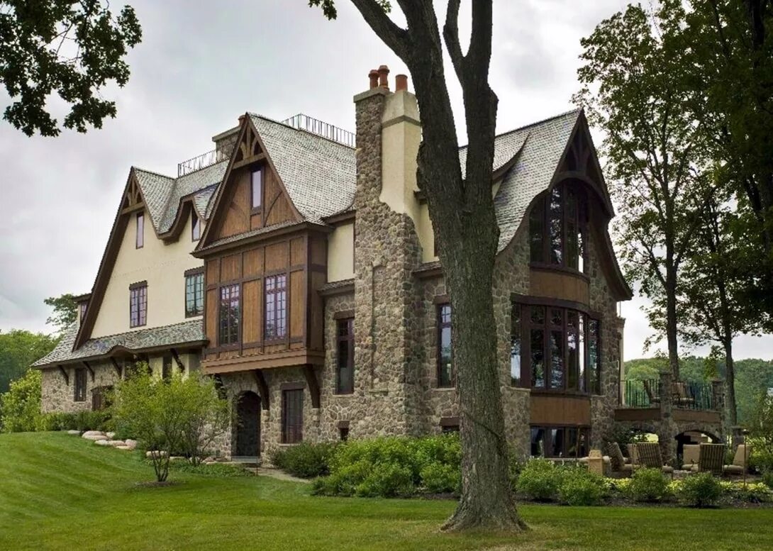 Английский дом картинки. Стиль Тюдор (Tudor Revival Cottage). Особняк Тюдоров в Англии. Загородное поместье эпохи Тюдоров. Тюдоровский стиль домов в Англии.