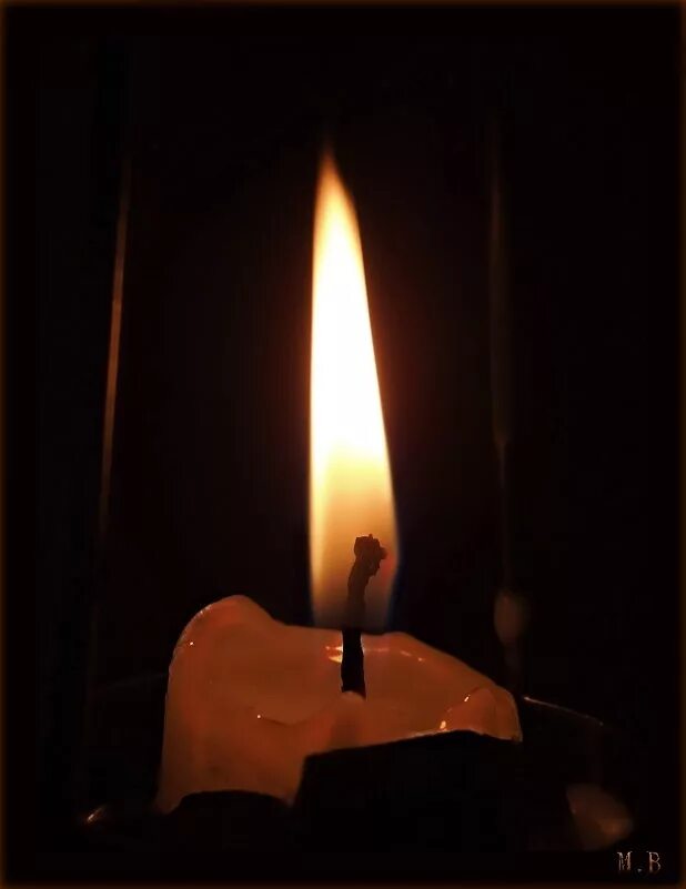 Клип свечи горят. Горящая свеча на столе. Свеча горела на столе. Горящая свеча на окне. Горящие свечи на столе.