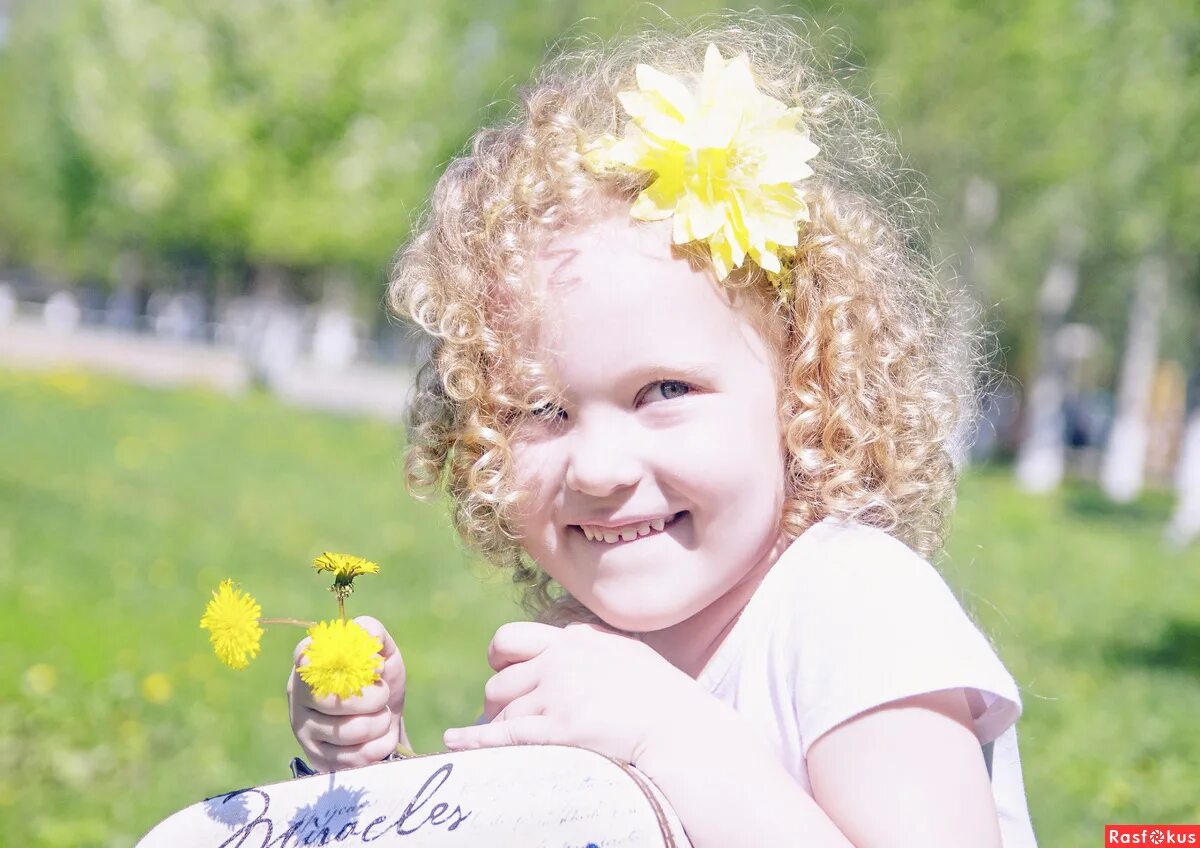 Обои с злюкой и улыбашкой. Улыбашка песня слушать. Днепропетровск улыбашка. Улыбашка песня слушать. Малышка смеется.