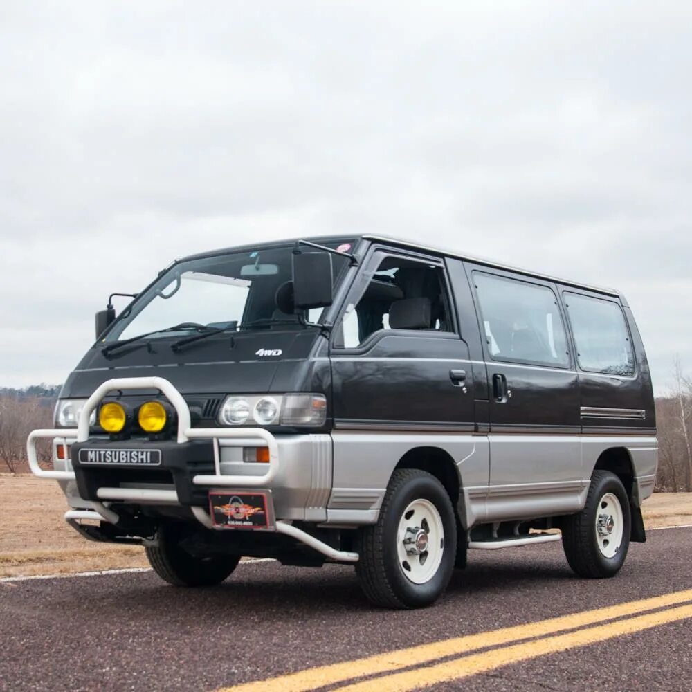 Delica продажа. Mitsubishi Delica. Митсубиси Делика l300. Mitsubishi Delica 4. Mitsubishi Delica 4x4.