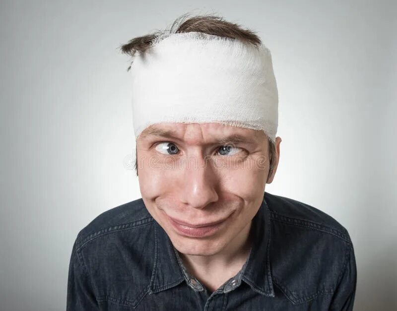 Люди с белыми повязками. Компресс на голову. Люди с белыми повязками. Человек завязанные глаза. Люди с белыми повязками.
