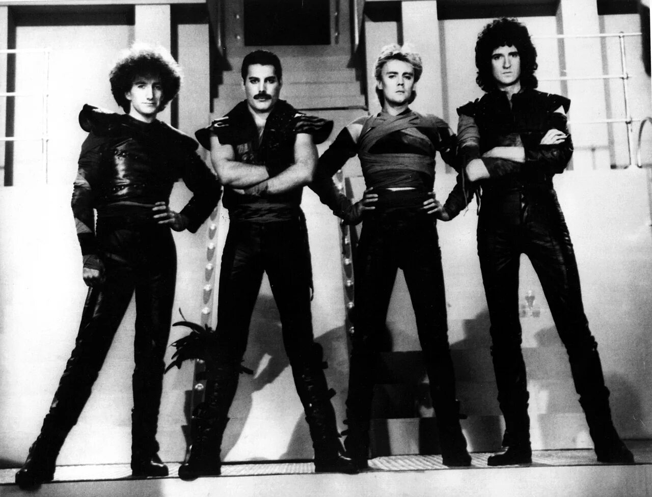 Квин петь. Группа куин. группа queen 1980. rdbyгруппа квин. queen клавишник.
