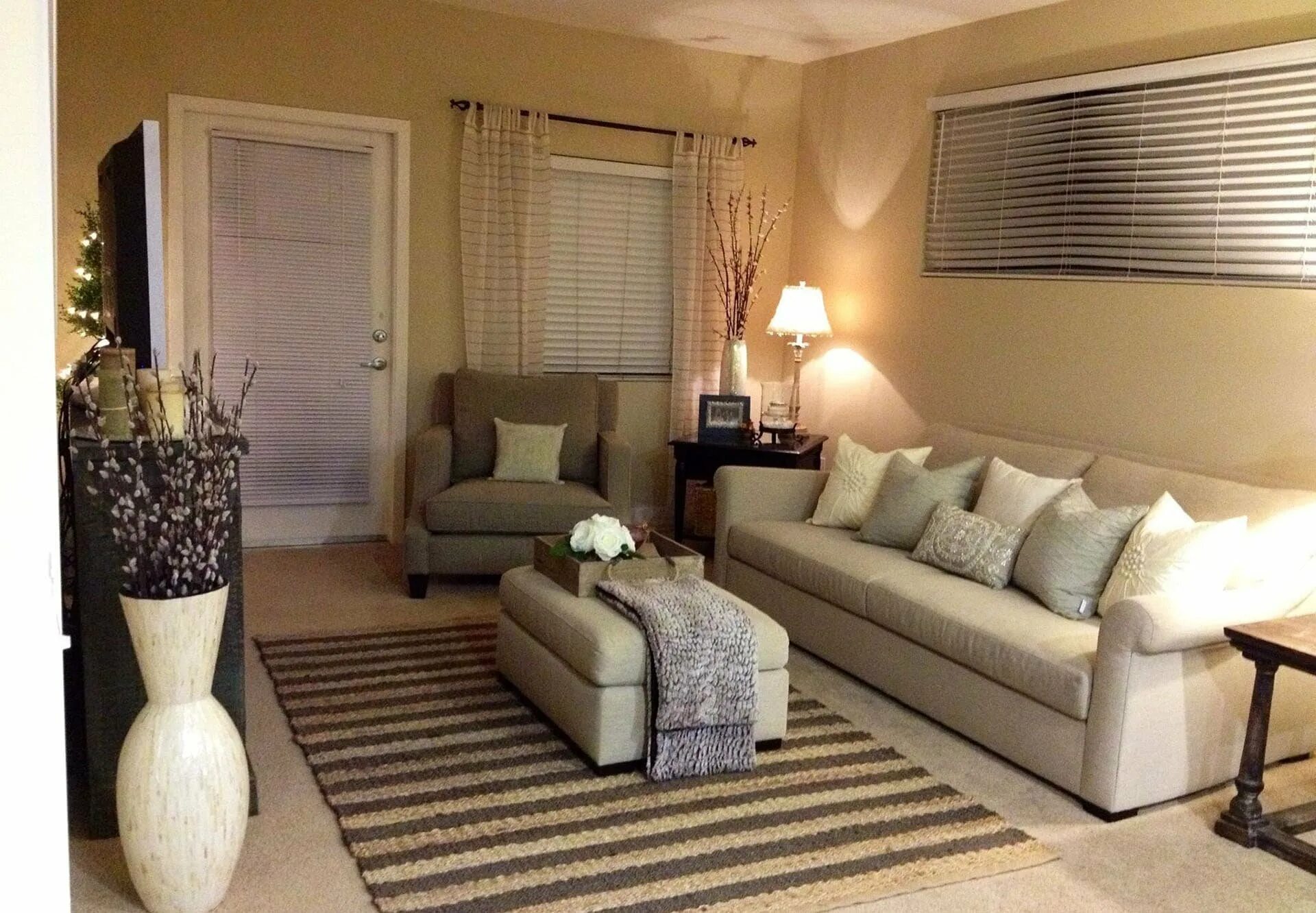 Два дивана в гостиной. Два дивана в одной комнате. Sitting room - гостиная. Интерьер комнаты с двумя диванами. Комната с диваном.