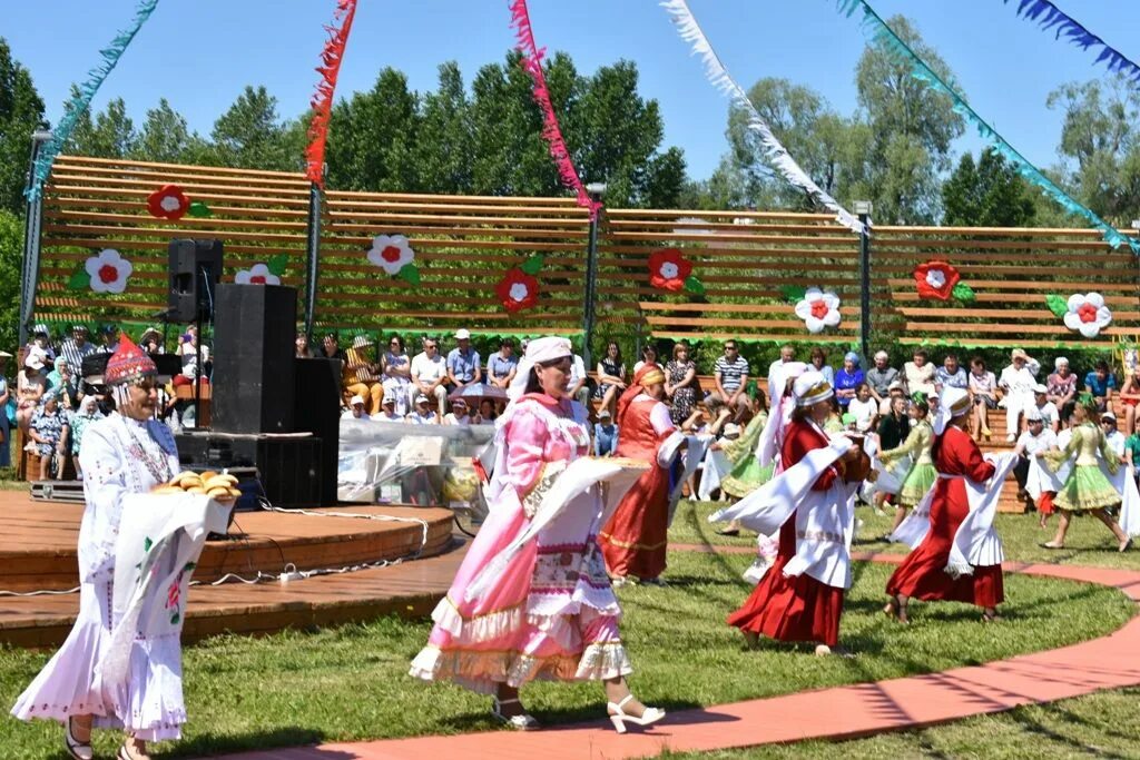 Какой праздник в татарстане. Сабантуй в малых Кайбицах. 30 Августа праздник в Татарстане. Праздники в июне. Композиция день Республики Татарстан.