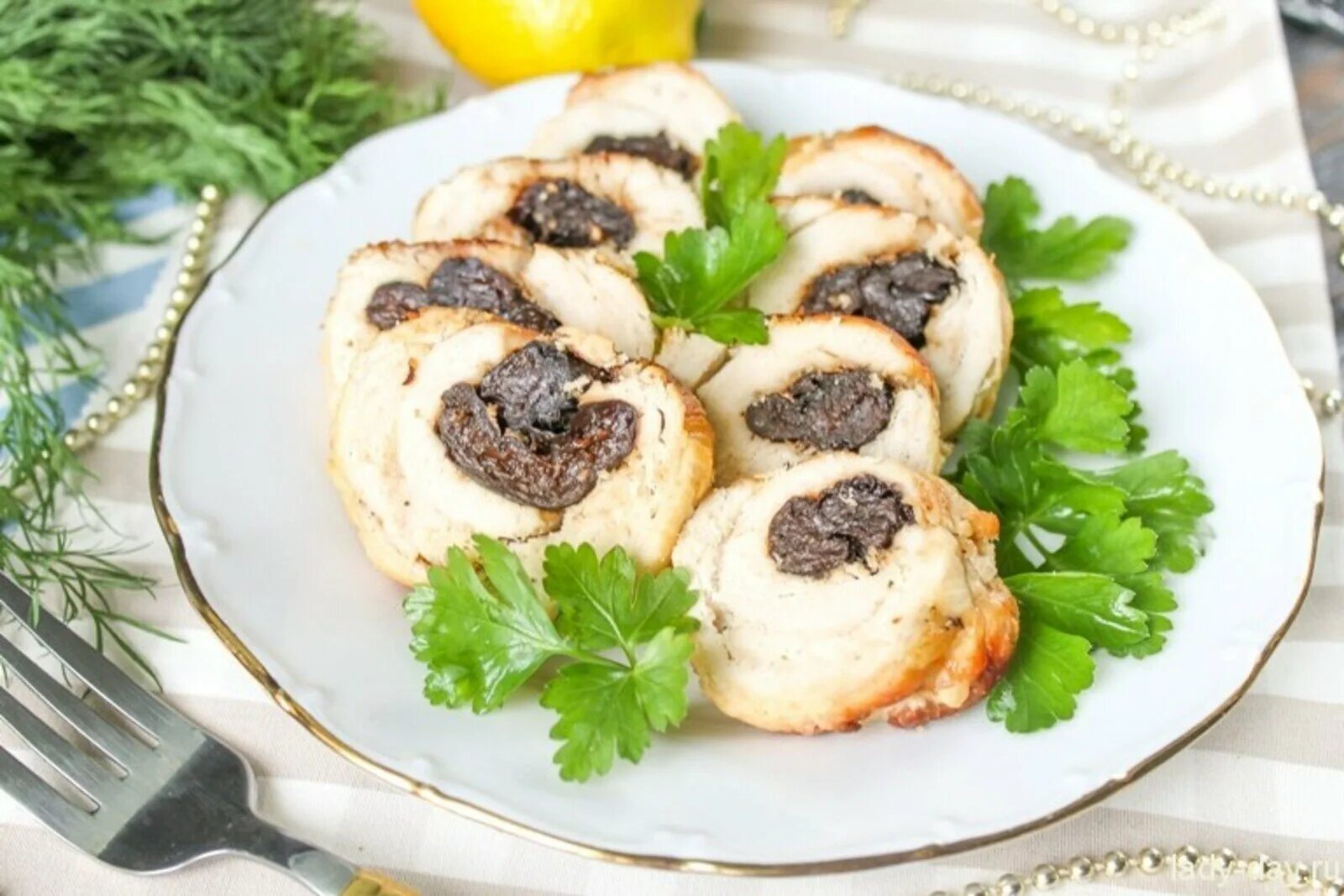 Мясной рулет с черносливом запеченный. Рулетики с черносливом рецепт. Рулет из куриной грудки с черносливом. Рулет из куриного филе с черносливом в духовке. Рулетики с черносливом рецепт.