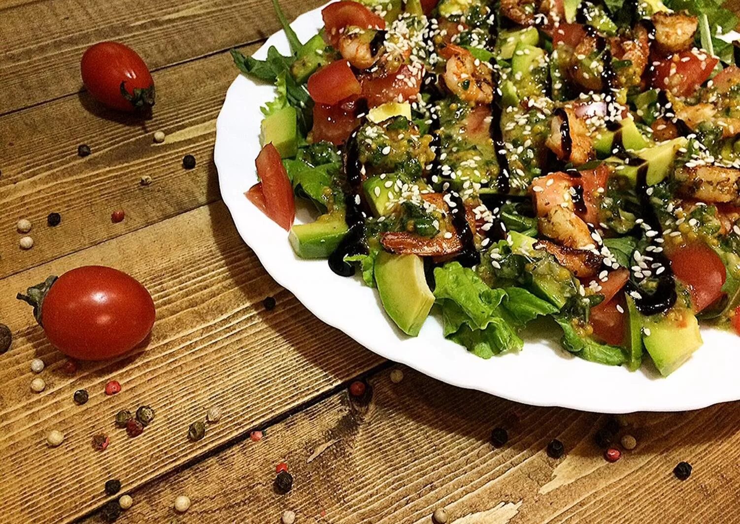 Авокадо на новый год рецепты с фото. Салат из авокадо в авокадо. Салаты без майонеза на праздничный стол с авокадо. Авокадо. Закуски на новогодний стол с авокадо.