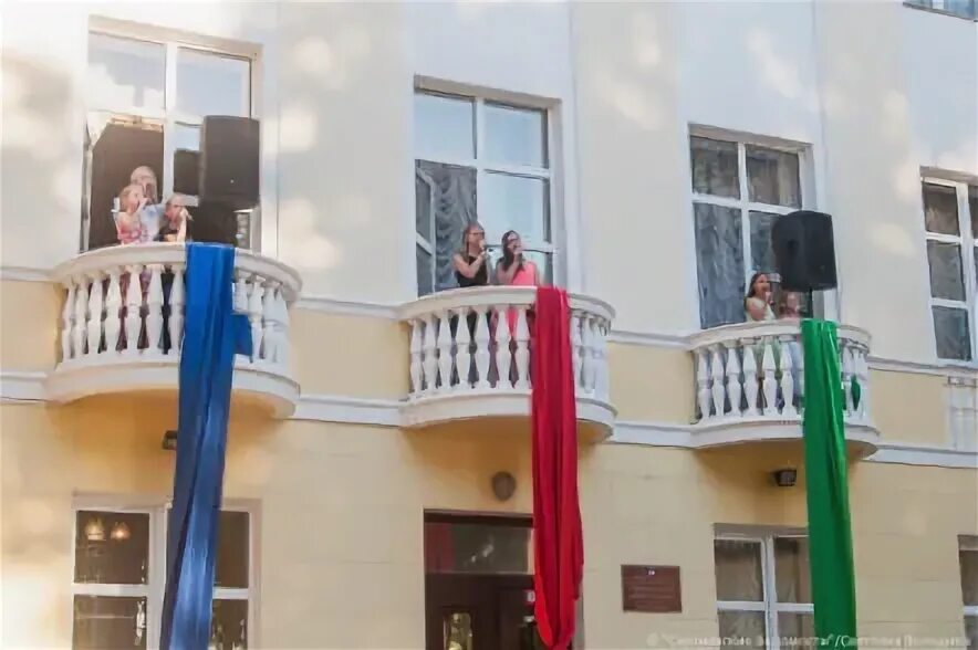 женщина на балконе. поющий балкон. с гитарой под окном. поет серенаду. италия поющая.