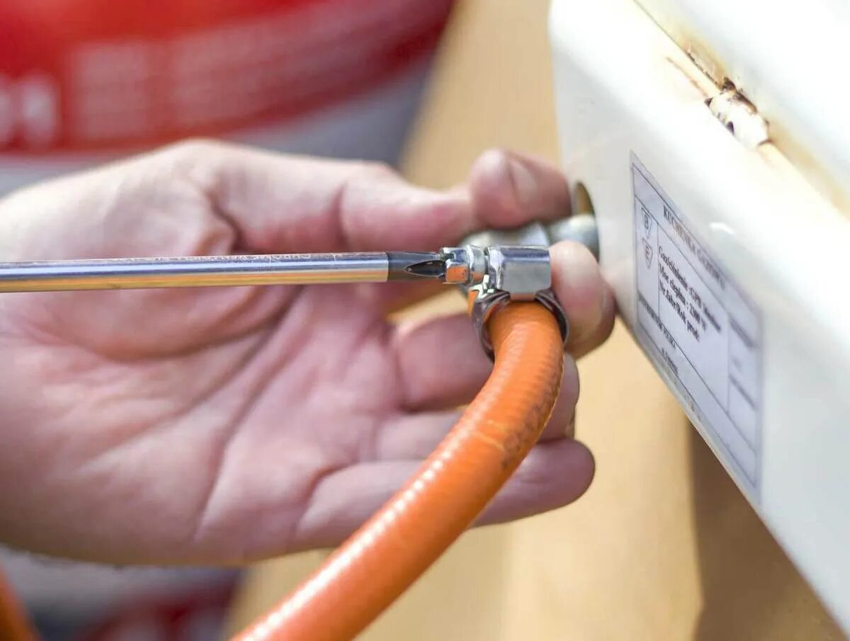 Как подсоединить шланг к газовой плите. Трубка для газовой плиты. шланг от газовой плиты к баллону. присоединение шланга к газовой плите. шланг для подключения газовой плиты к баллону.