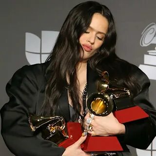 Rosalía com os prêmios do Grammy Latino (Divulgação). 
