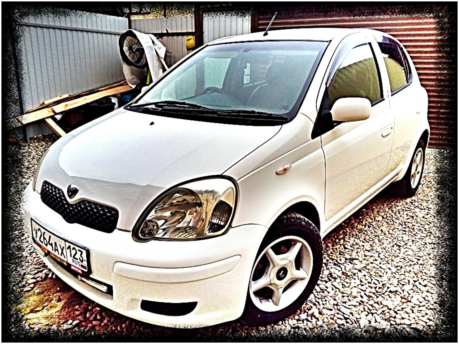 Toyota vitz 2000 года. Тойота Витц белая 2000. Toyota Vitz 10. Toyota Vitz белая. Белый Витц 2002.