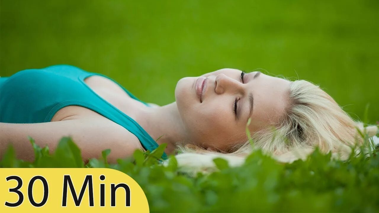 Девушка с большой грудью лежит на траве. Girl lying on grass. Девушка лежит на траве на животе. Закрытые глаза релакс.
