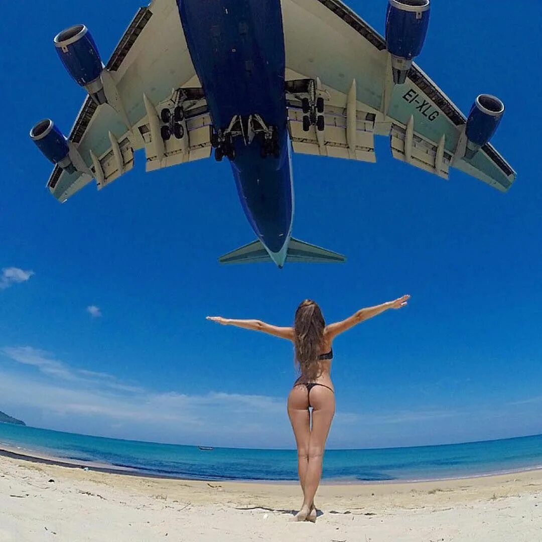 самолет над головой.