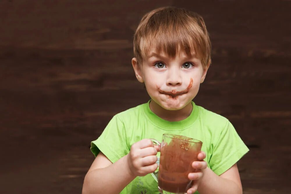Радостный мальчик. Мальчик удивляется картинки для детей. Happy boy. Ребенок указывает. Calm boy.
