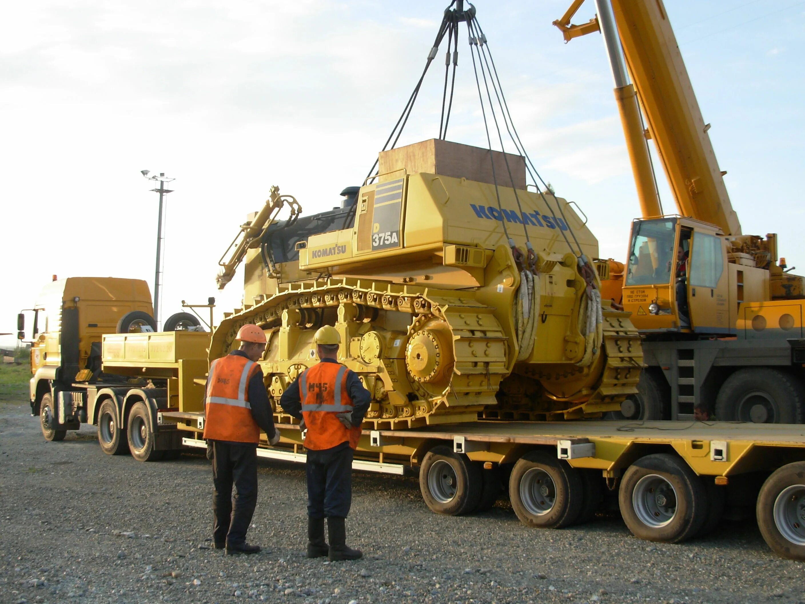Перевозка гусеничной техники. Трубоукладчик caterpillar 587r. komatsu 895 на трале. бульдозер на трале. перевозка тяжелой техники на трале.