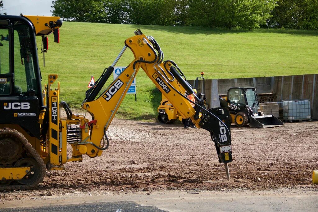 Аренда экскаватора погрузчика в области. Гидромолот для JCB 4cx. Гидромолот для экскаватора JCB 3cx. JCB 3cx с гидромолотом. JCB 3cx super.