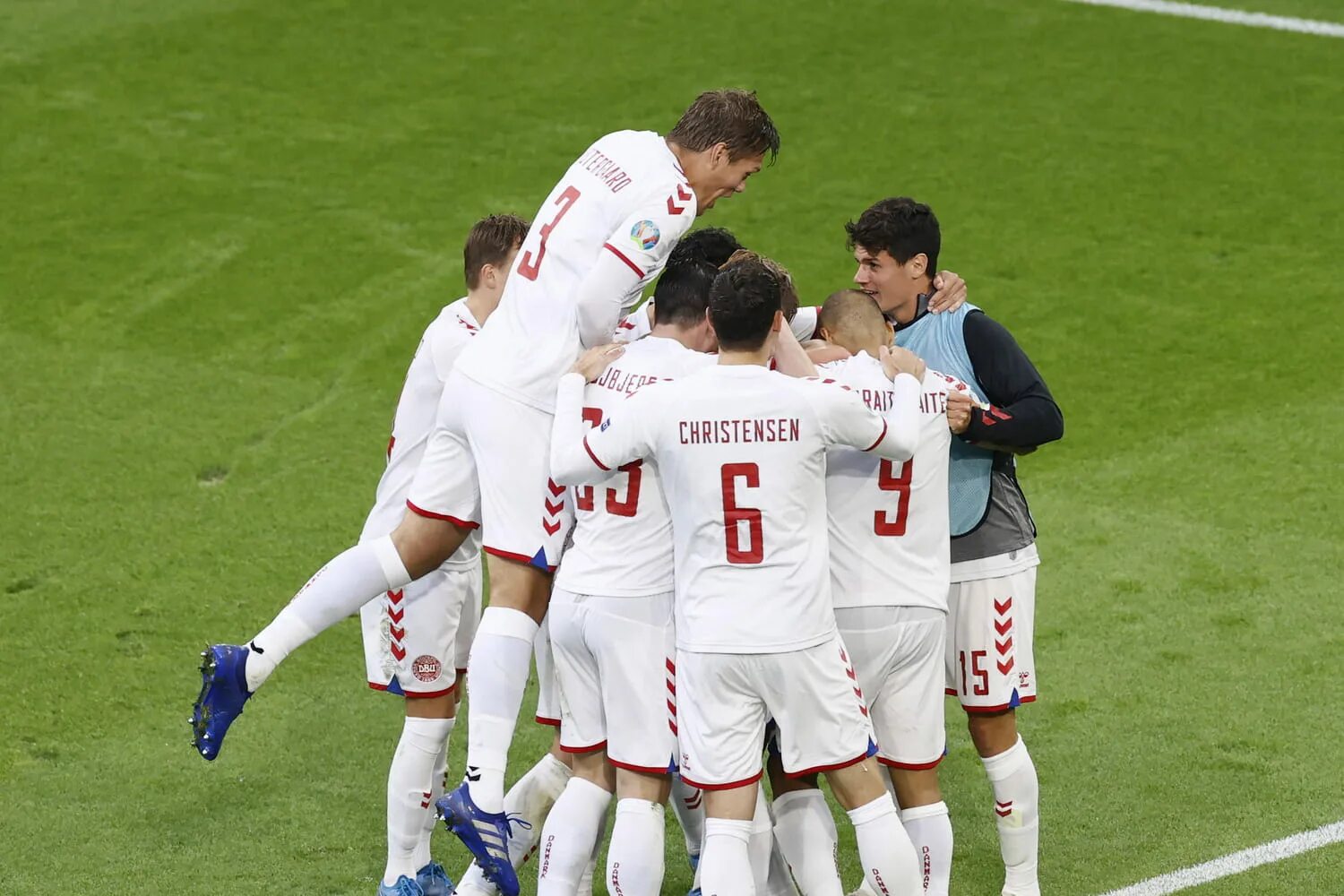 Футбол чемпионат европы букмекер. Турция италия 11 июня. Uefa euro 2024. Чемпионат евро 2020. Влашич футболист хорватия.