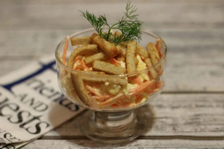 Обжорка с сухариками. Салат с сухариками и корейской морковкой. салат с морковью по-корейски и сухариками. салат с сухарями и корейской морковкой. салат с корейской морковью и сухариками.