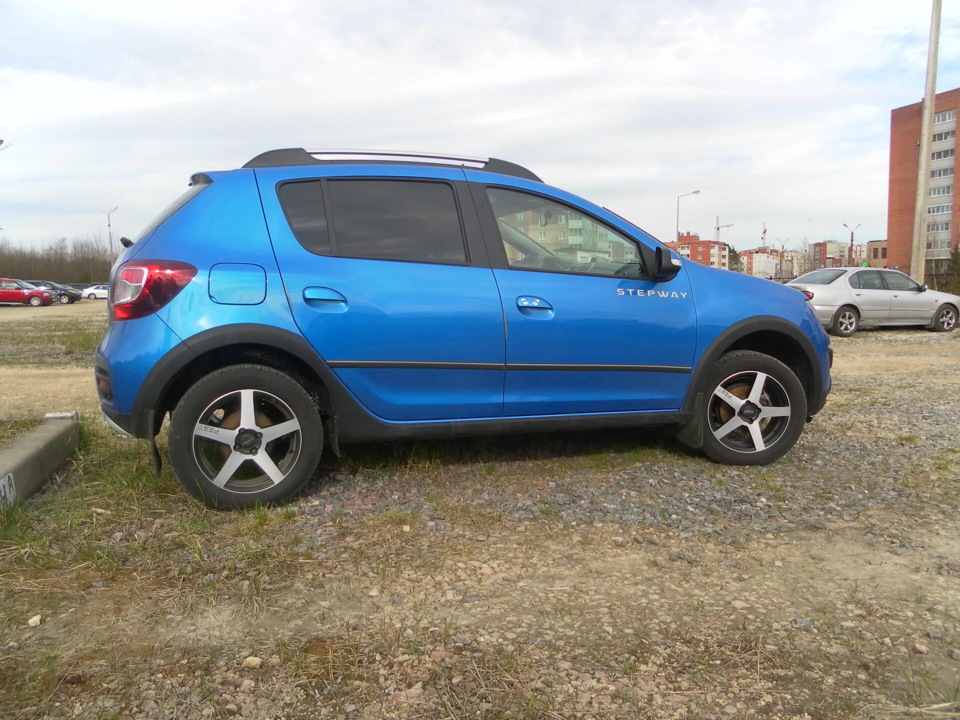 Диски рено сандеро степвей 16 радиус. Renault Sandero Stepway диски 16. Диски Renault Sandero Stepway r16. Рено Сандеро степвей на 17 дисках. Рено Сандеро степвей на 17 колесах.