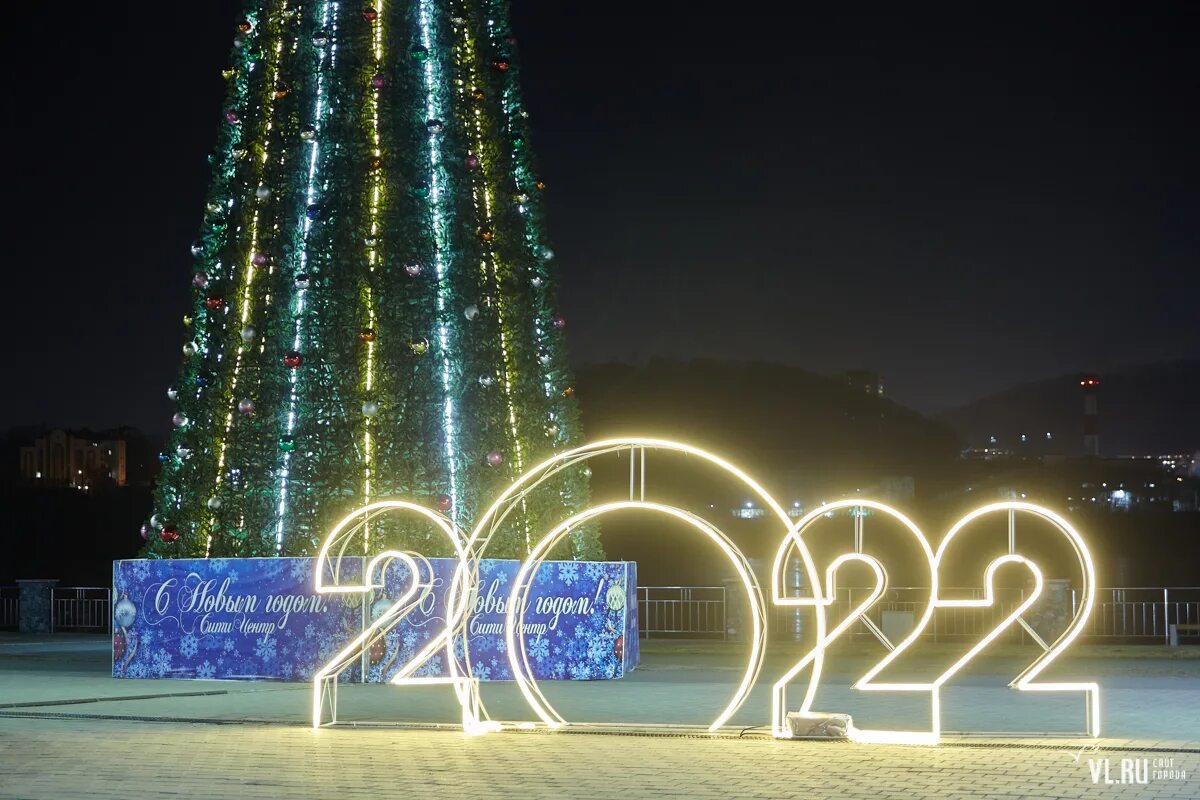 Владивосток елка на площади 2022. Владивосток Новогодняя елка 2022. Елка в Уссурийске 2022. Елка в Уссурийске на площади 2022. 30 декабря 2016 г