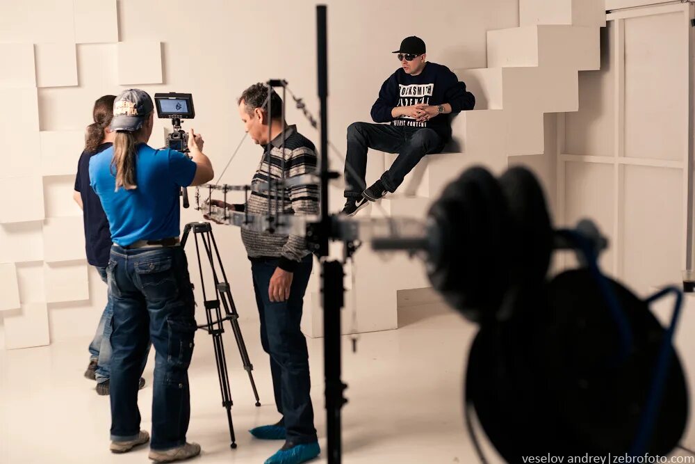 Профессиональная видеосъемка в студии. Съемка ролика. Подготовка к съемке видео. Видеокамера оператора. Видеосъемка интервью.