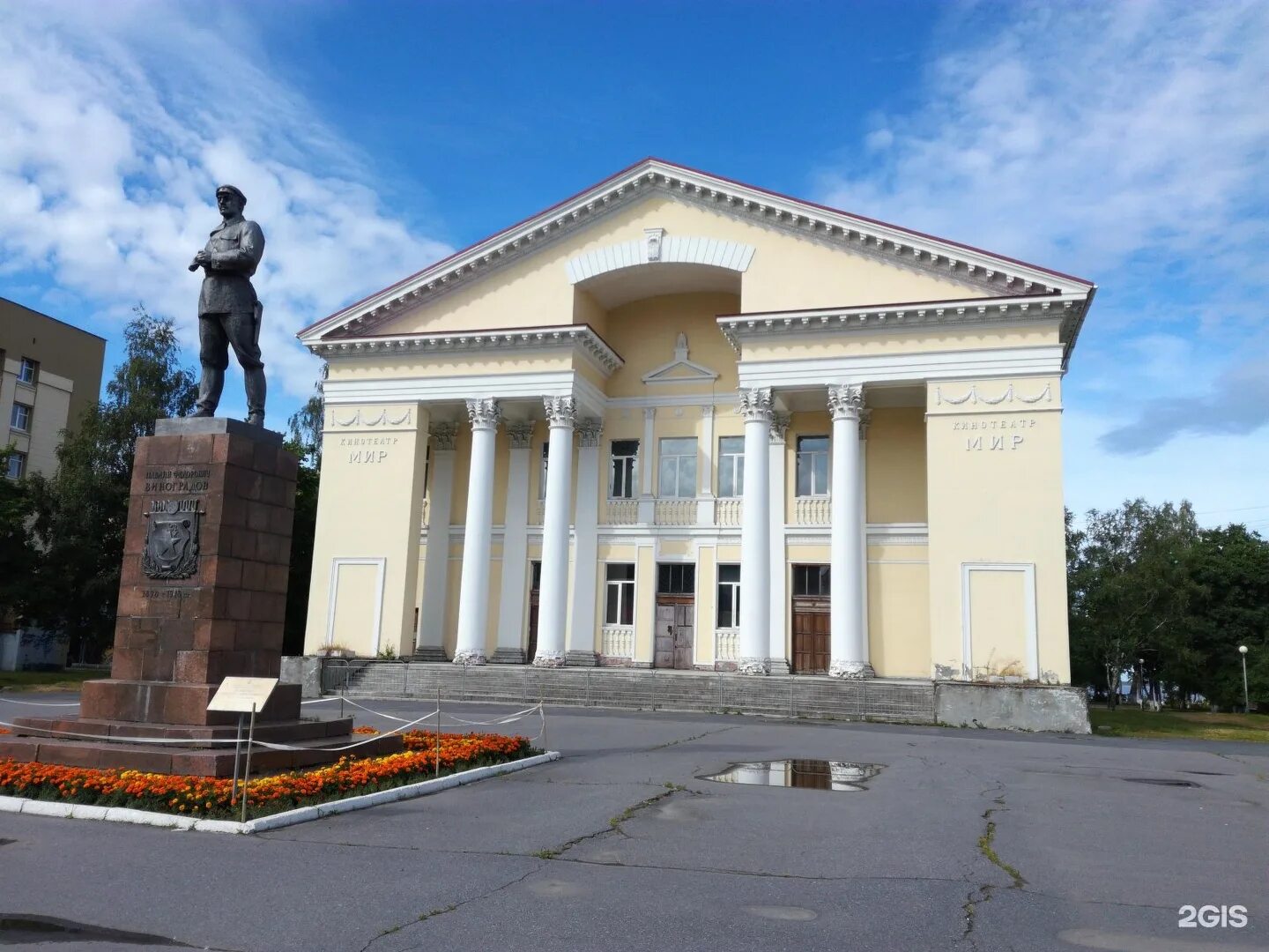 Кинотеатр мир Архангельск. Старый Архангельск кинотеатр мир. Кинотеатр мир Архангельск история. Здания культуры Архангельска. Культурные центры архангельска